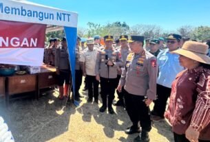 Polri Perkuat Penanganan Gempa NTT, Kapolri Tinjau Lokasi Terdampak dan Serahkan Bantuan