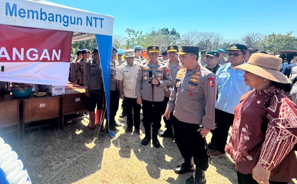Polri Perkuat Penanganan Gempa NTT, Kapolri Tinjau Lokasi Terdampak dan Serahkan Bantuan