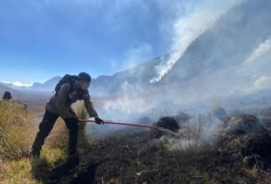 Polres Probolinggo Terjunkan Personel Bantu Padamkan Kebakaran Hutan di Gunung Bromo