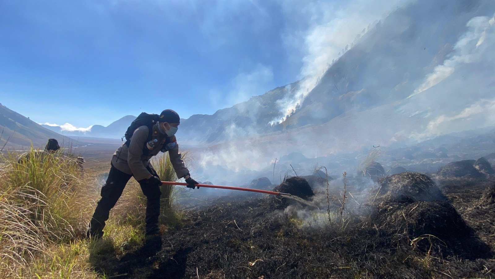 Polres Probolinggo Terjunkan Personel Bantu Padamkan Kebakaran Hutan di Gunung Bromo