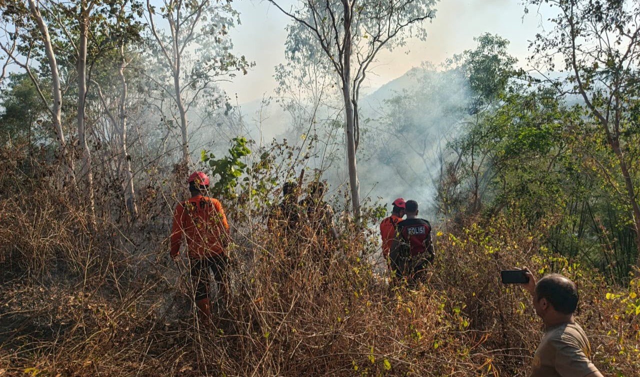 Tim Gabungan Polres Trenggalek Berhasil Evakuasi 4 Pendaki yang Terjebak Kebakaran di Gunung Orak arik
