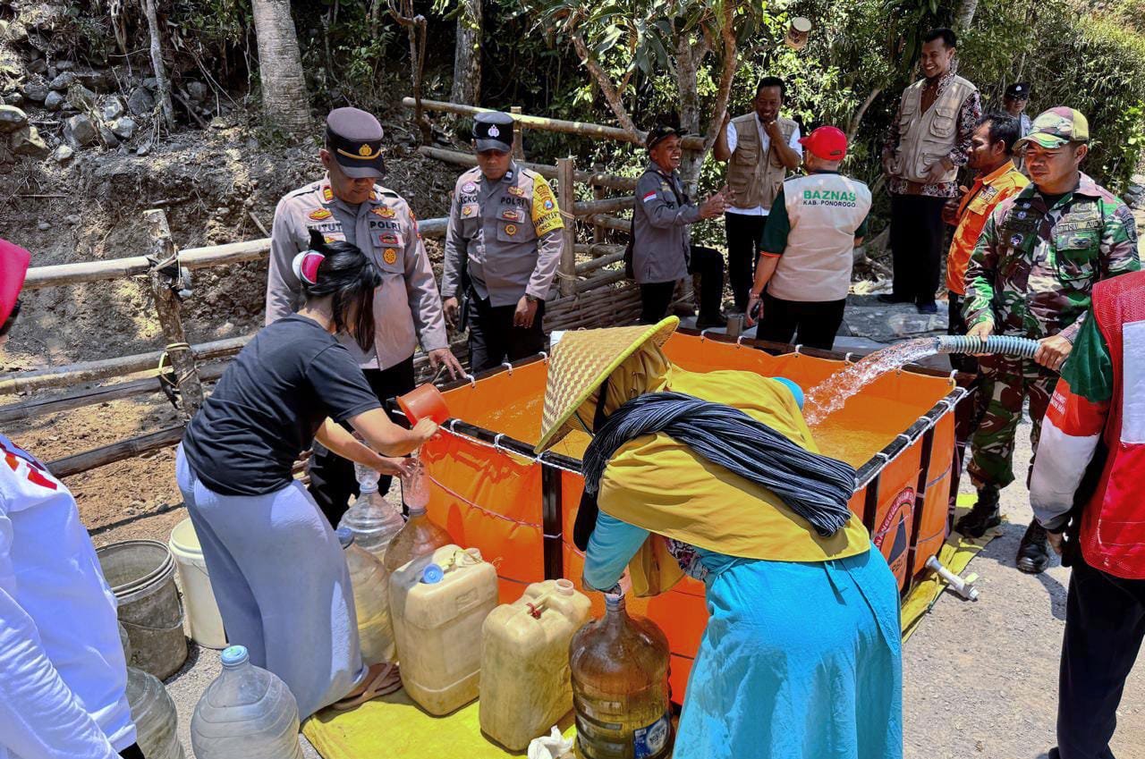 Sinergi Lintas Instansi, Polres Ponorogo Salurkan Bantuan Air Bersih untuk Warga Desa Tumpuk