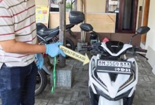 Berdasarkan rekaman CCTV, tersangka RS membawa kabur kendaraan tersebut secara manual, yakni dengan cara dinaiki lalu didorong menggunakan kaki (distep)