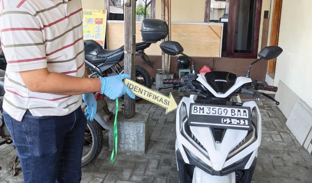 Berdasarkan rekaman CCTV, tersangka RS membawa kabur kendaraan tersebut secara manual, yakni dengan cara dinaiki lalu didorong menggunakan kaki (distep)